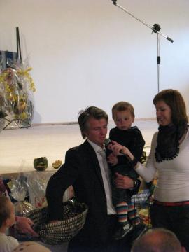Starosta Daniel Mikolaj žrebuje tombolu Starosta Daniel Mikolaj žrebuje tombolu